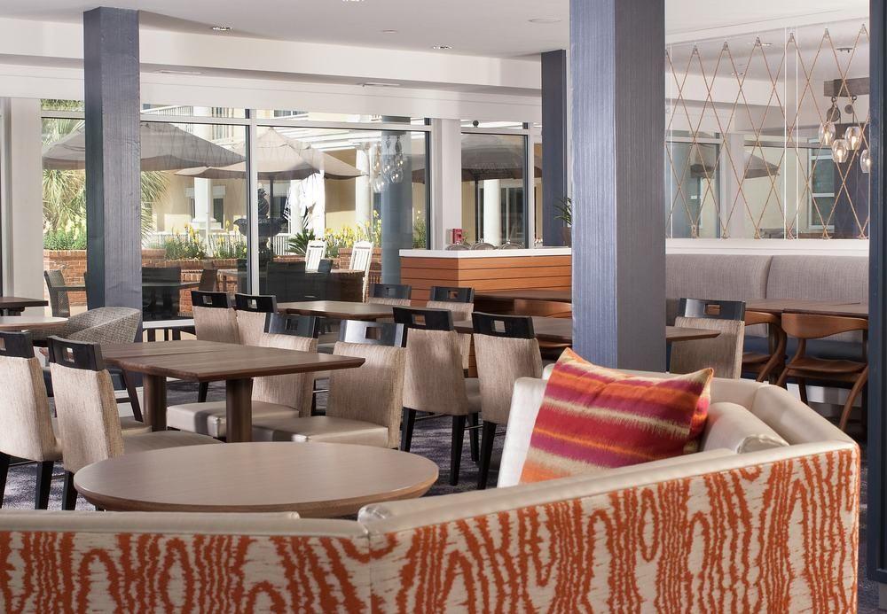 Courtyard Charleston Waterfront Hotel Exterior photo