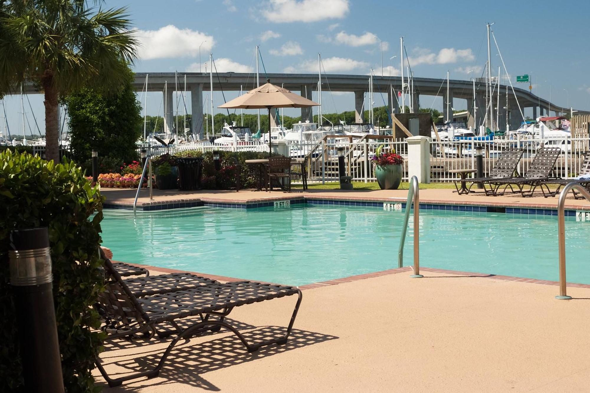 Courtyard Charleston Waterfront Hotel Exterior photo