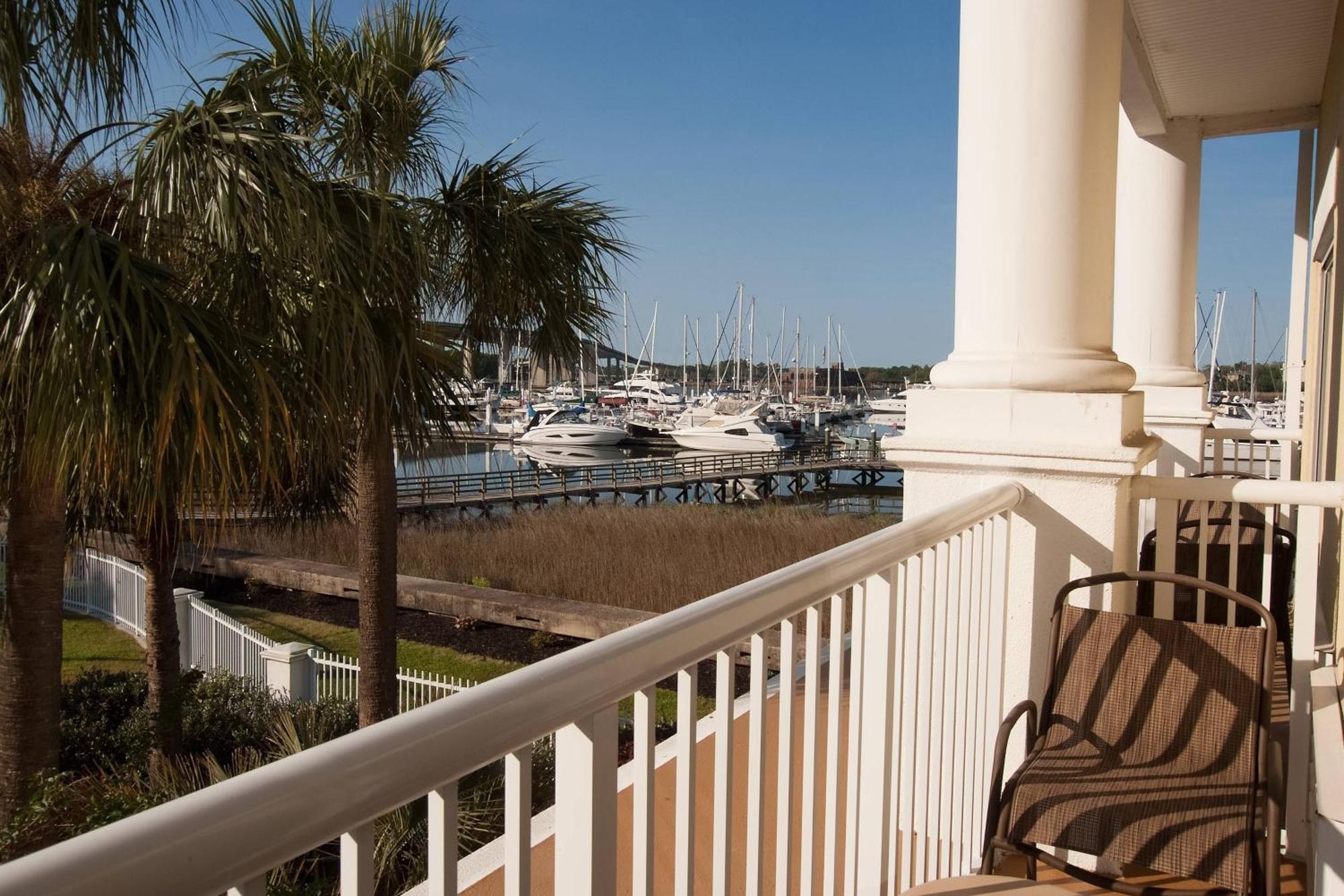 Courtyard Charleston Waterfront Hotel Exterior photo