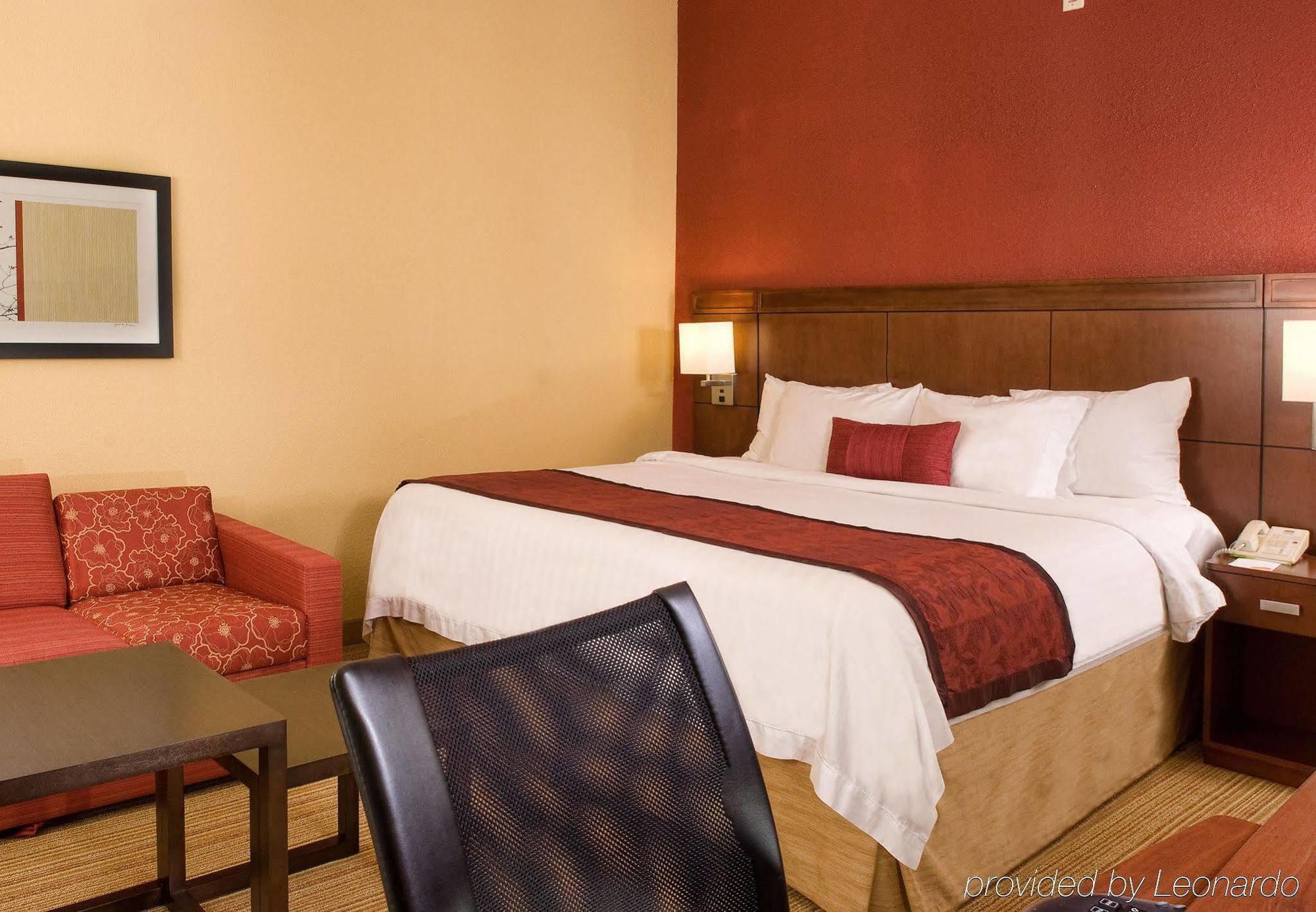 Courtyard Charleston Waterfront Hotel Room photo