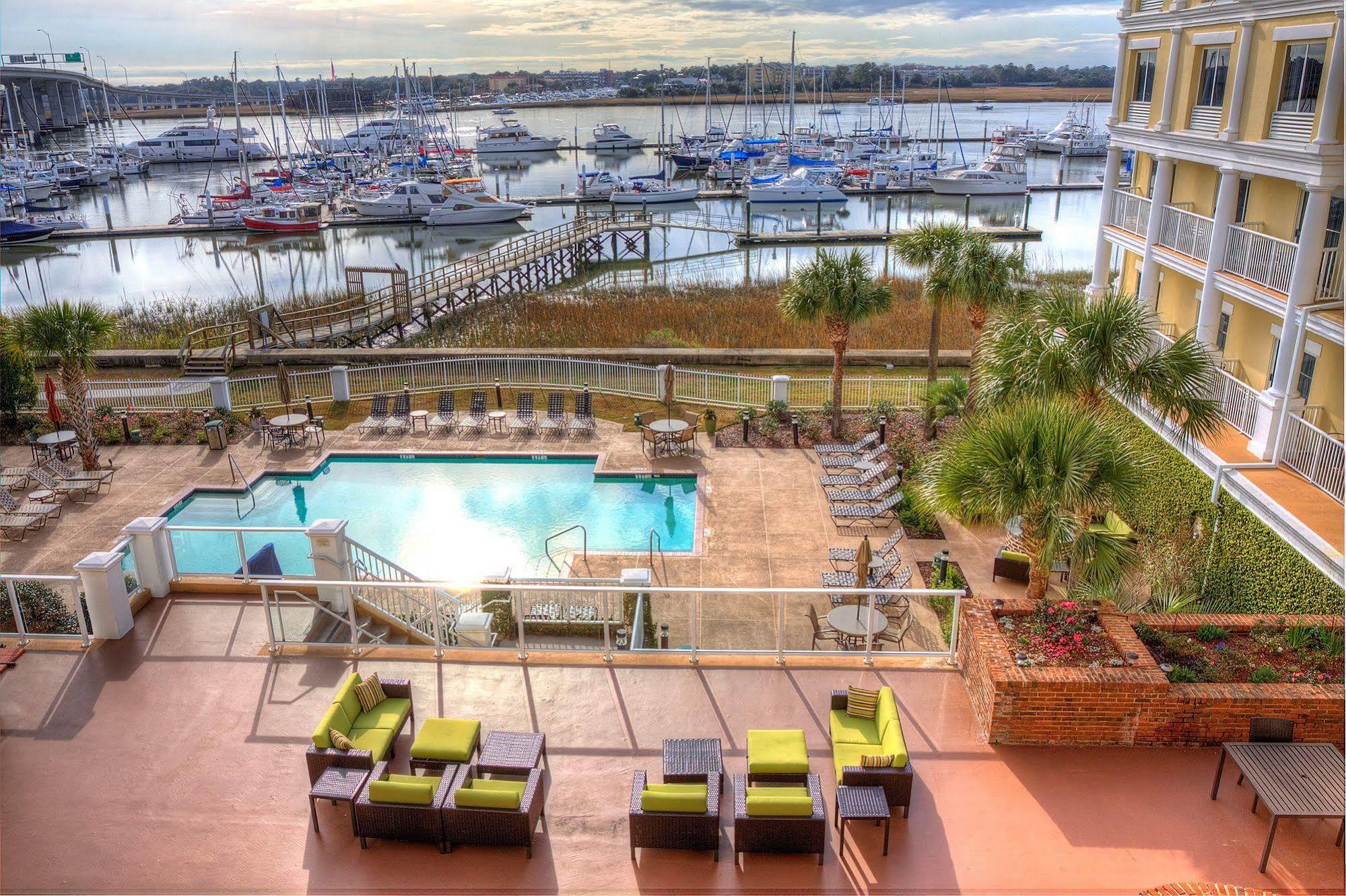 Courtyard Charleston Waterfront Hotel Exterior photo
