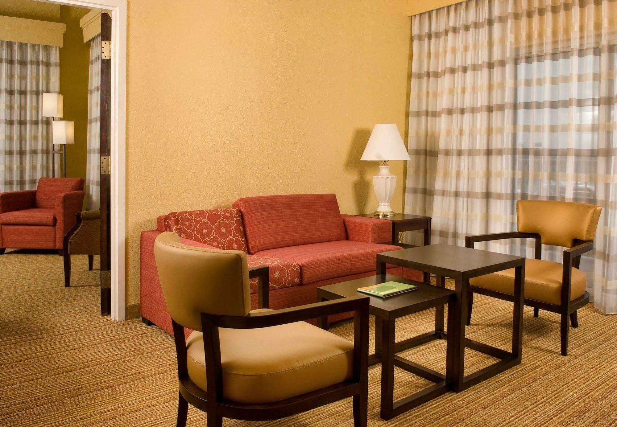 Courtyard Charleston Waterfront Hotel Exterior photo